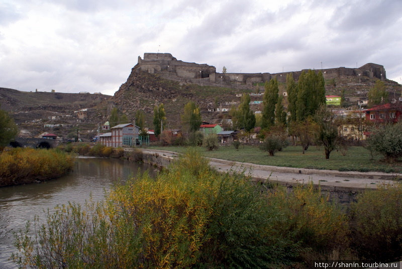 Река и крепость в Карсе Карс, Турция