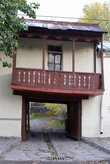 Старый двухэтажный дом