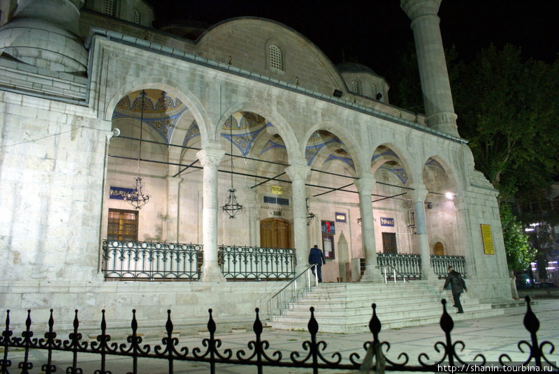 Ночью в мечети Улу джами в Малатье Малатья, Турция