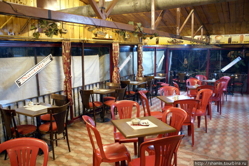 Столики в кафе — как-то желающих нет Малатья, Турция