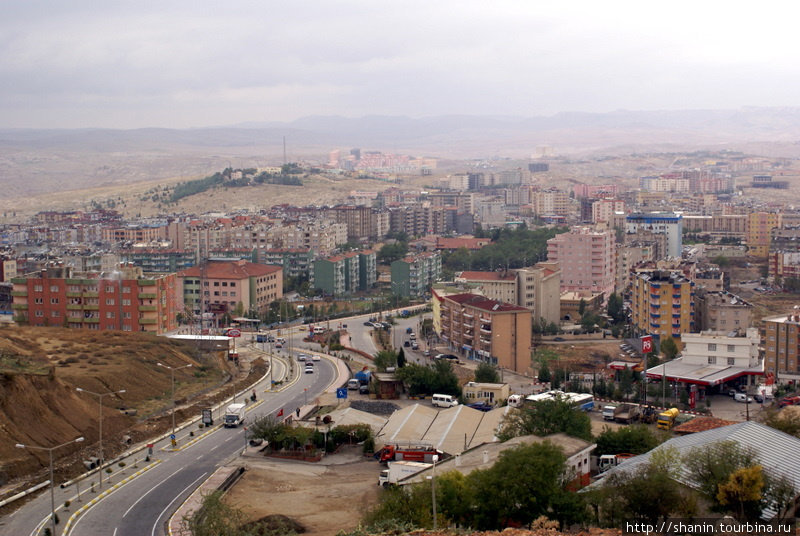 Новый город строится у подножия горы под старым Мардином Мардин, Турция