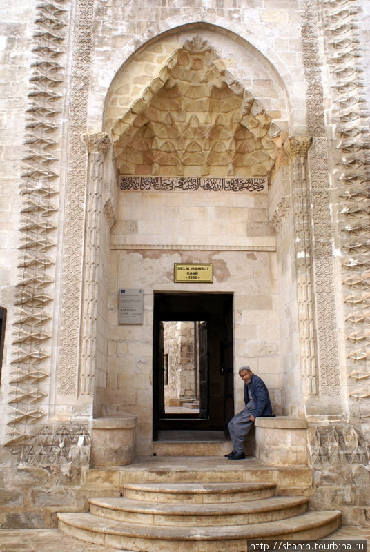 У входа в мечетьМелик Махмут джами Мардин, Турция