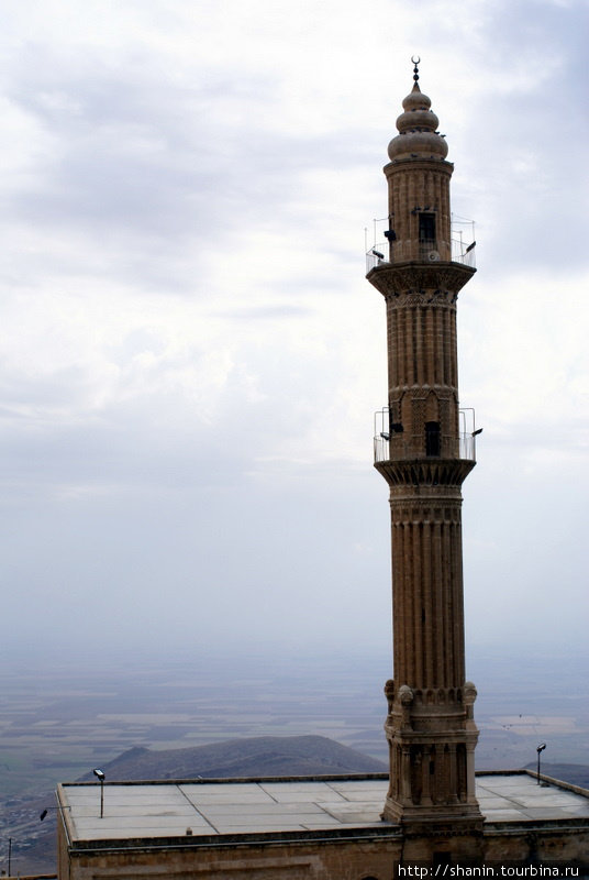 Очень высокий минарет Мардин, Турция