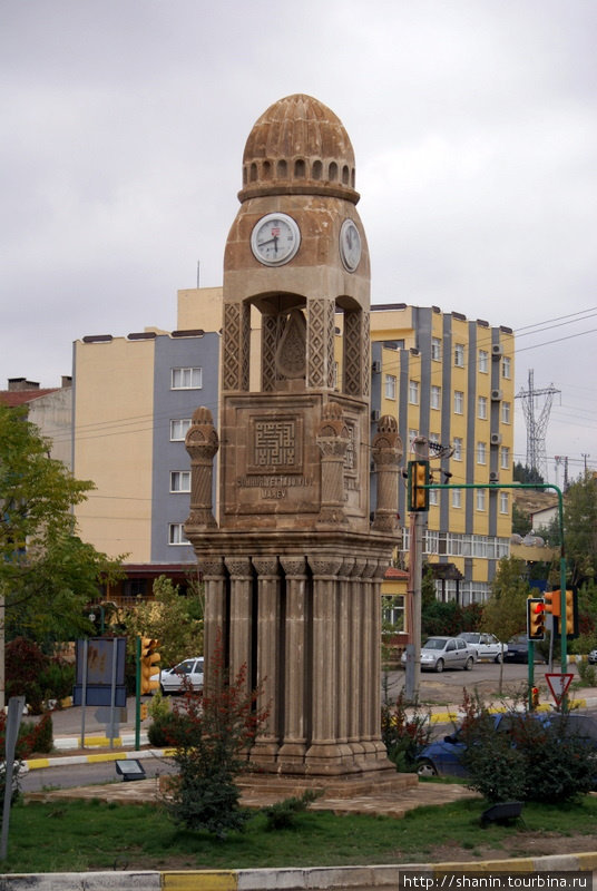 Башня с часами на разворотном круге в новом городе Мардине Мардин, Турция