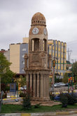 Башня с часами на разворотном круге в новом городе Мардине