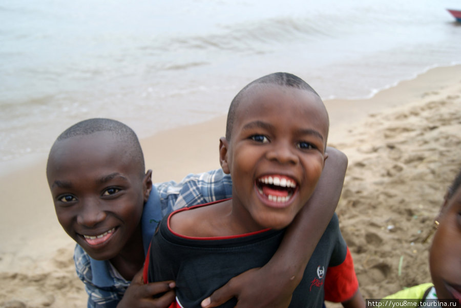 радостные мальчишки на пляже Бужумбура, Бурунди