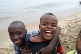 радостные мальчишки на пляже