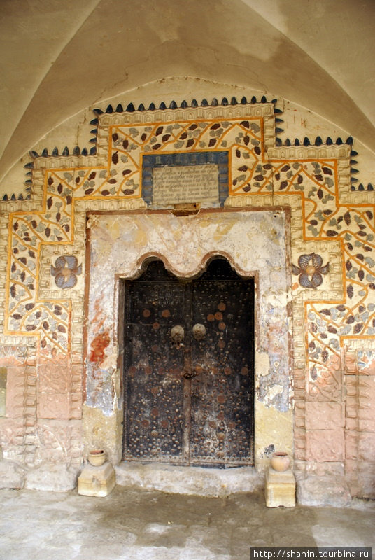 Окно в церкви Константина и Елены Мустафапаша, Турция