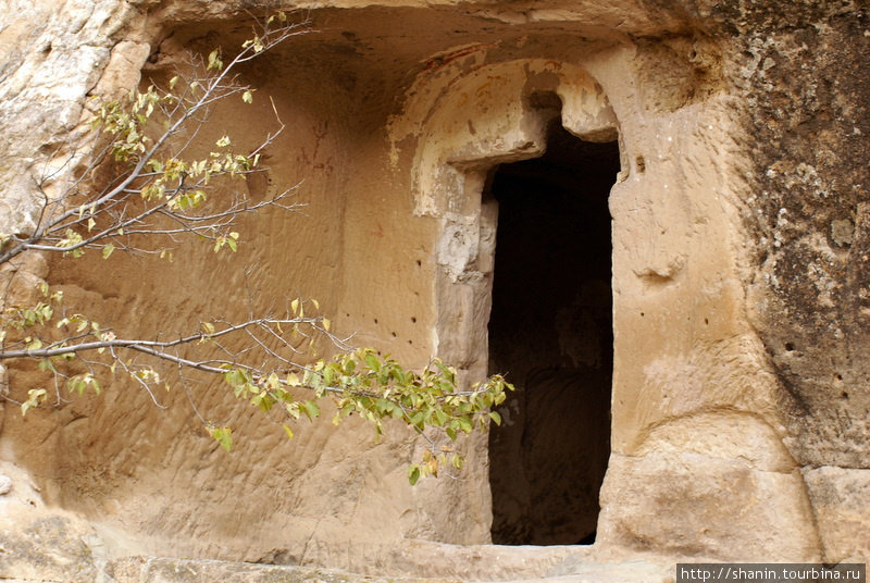 Вход в пещерную церковь Мустафапаша, Турция