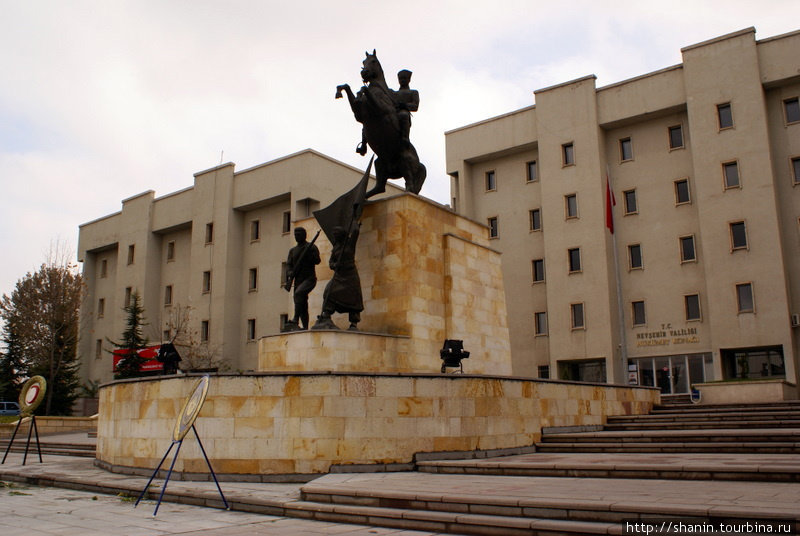 Памятник ататюрку у здания областной администрации Невшехир, Турция