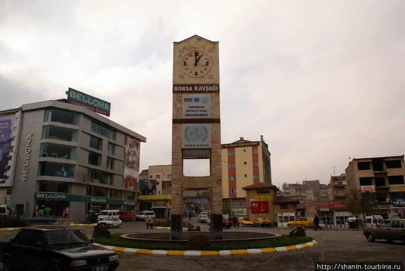 Разворотный круг и башня с часами в Невшехире Невшехир, Турция