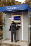 Девушка у банкомата