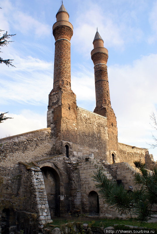 Мечеть с двумя минаретами в самом центре Сиваса Сивас, Турция
