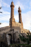 Мечеть с двумя минаретами в самом центре Сиваса