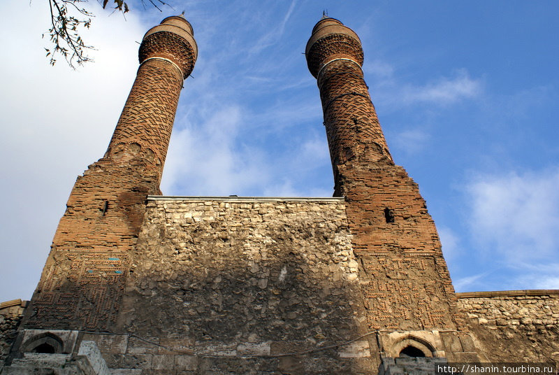 Мечеть с двумя минаретами в Сивасе Сивас, Турция