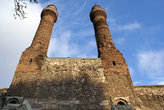 Мечеть с двумя минаретами в Сивасе