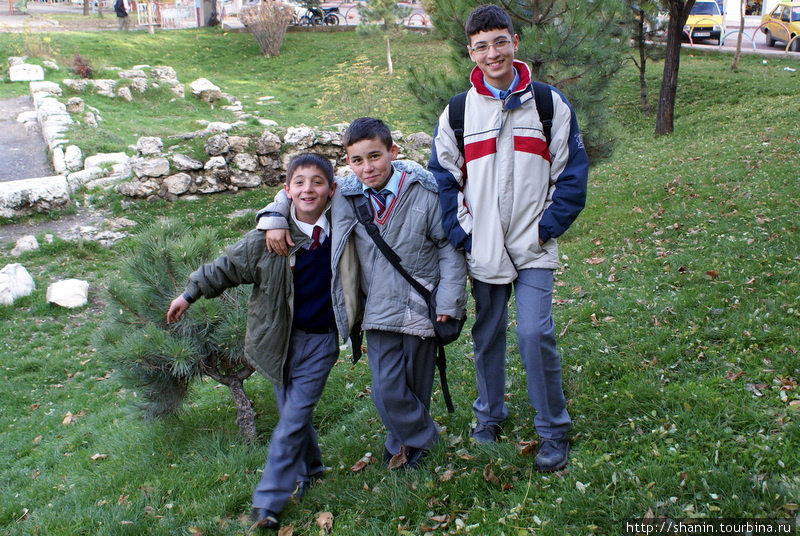 Туристы-иностранцы в Сивасе редкость, поэтому местные мальчишки смотрят на них с интересом Сивас, Турция