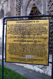 Табличка перед входом в медресе у мечети Чифте Минаре (с двумя минаретами)