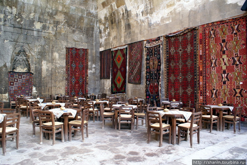Кафе в здании медресе Шифайе в Сивасе Сивас, Турция