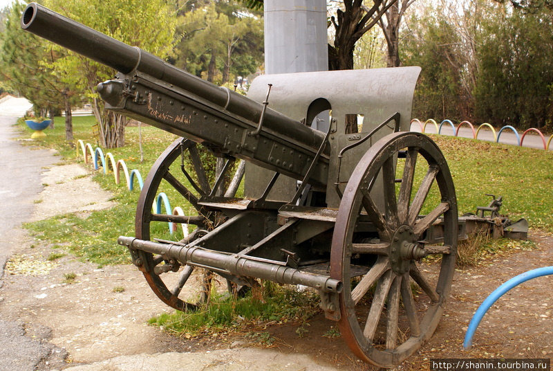 Старая пушка на территории крепости Сивас, Турция