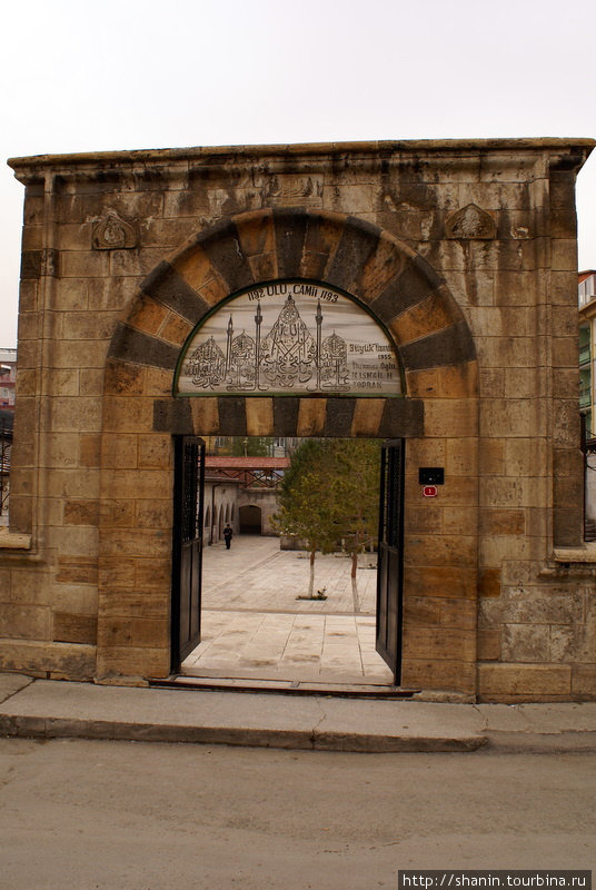 Вход в мечеть Улу джами Сивас, Турция
