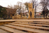 У памятника Ататюрку