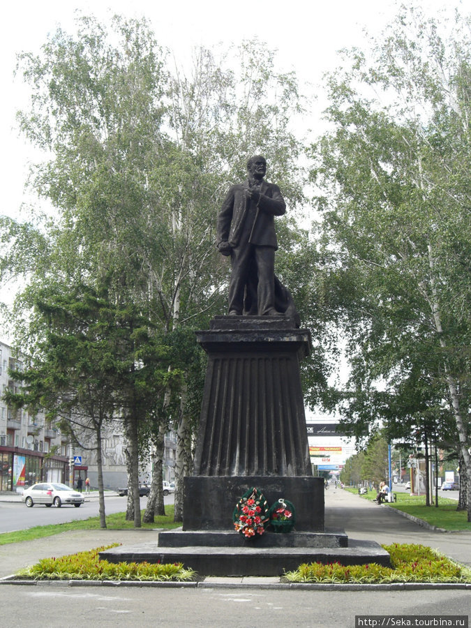 Памятники в барнауле. Памятник Ленину в Барнауле. Статуя Ленина в Барнауле. Памятник на проспект Ленина Барнаул. Памятник Ленину на проспекте Ленина Барнаул.