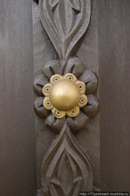 Элемент двери. Резьба и украшения из бронзы или латуни.