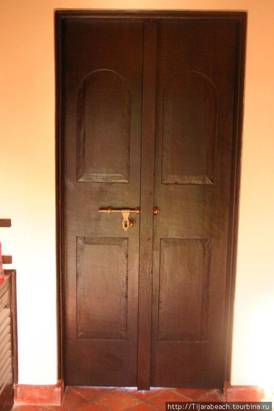 Такие двери иногда встречаются и как наружные, но чаще все же используются как внутренние.