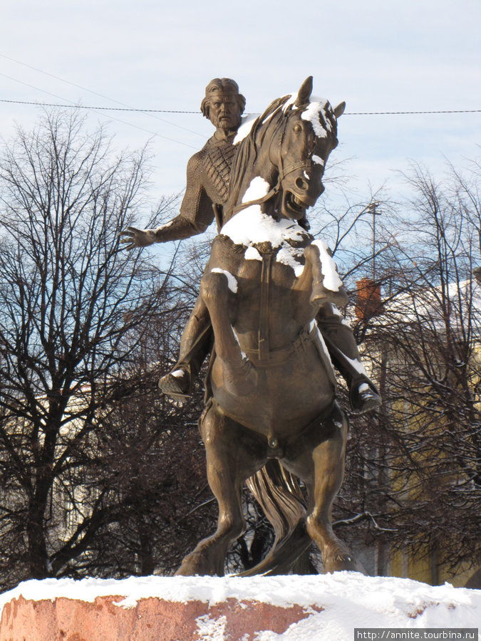 Памятник Евпатию Коловрату в зимнем исполнении (вид с моста). Рязань, Россия