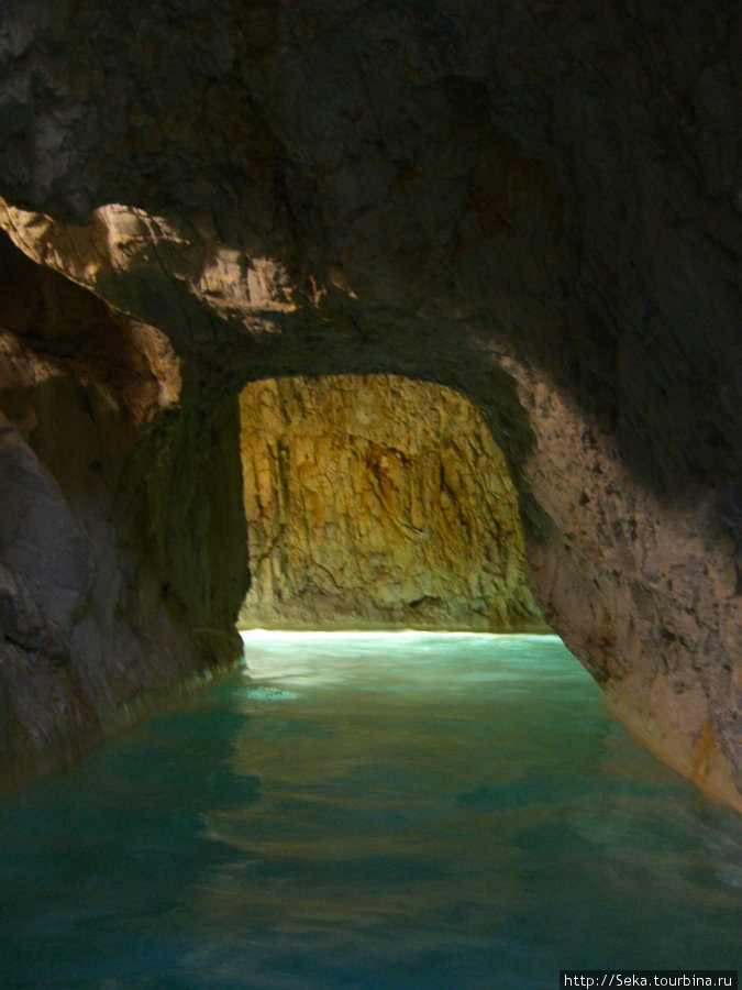 Одна из пещер Мишкольц, Венгрия