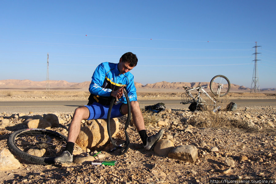 Починка колеса на трассе между Mitzpe Ramon и киббутцем Lotan. Израиль пока бъет рекорды по проколам. Израиль