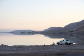 Мертвое море, конец дня. Местный житель пикникует на берегу. В далеке уже виднеется Эйн Бокек.