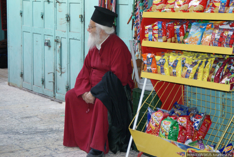 усталый священник-грек присел на стульчик продавца, а получилось, что он и есть сам продавец))) Иерусалим, Израиль