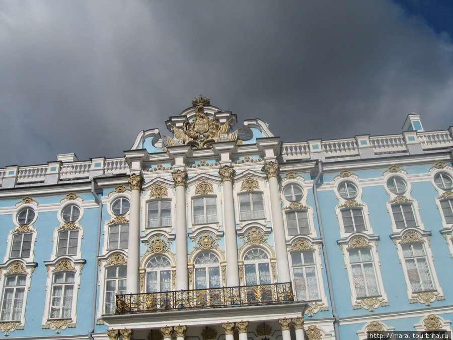 Символы имперского величия над парадным входом Екатерининского дворца Пушкин, Россия