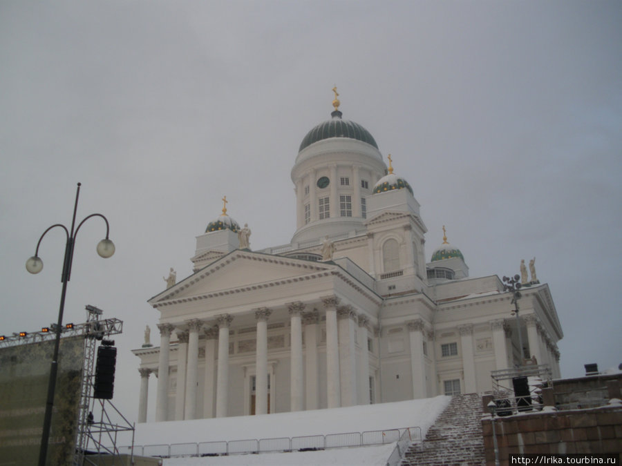 Нас высадили у Кафедрального собора и дали 20 минут на осмотр города Хельсинки, Финляндия