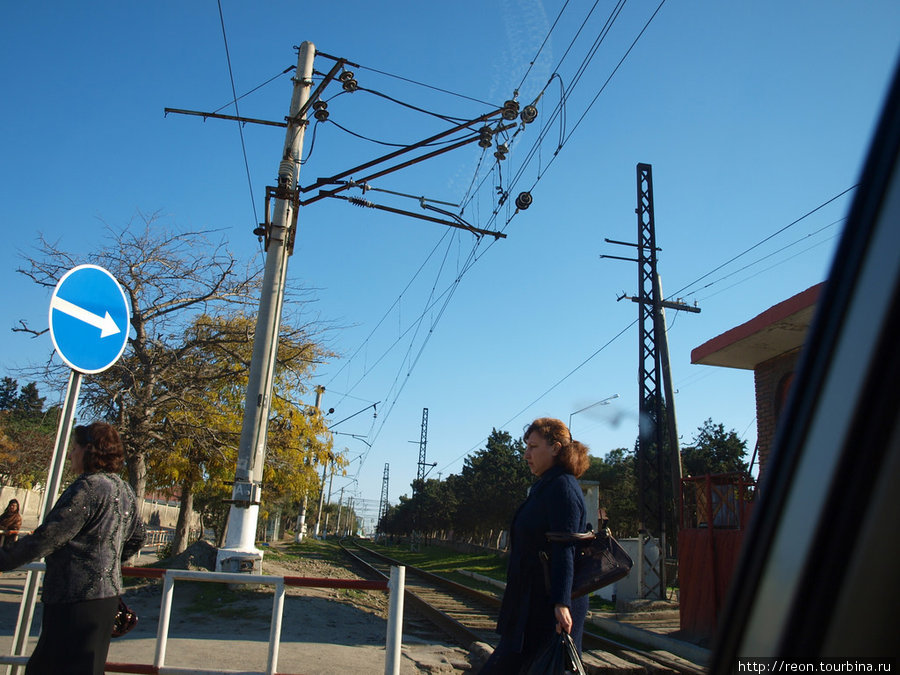 Та самая первая электрифицированная линия. Провода и сейчас на месте. Вид с ж/д переезда. Сураханы, Азербайджан