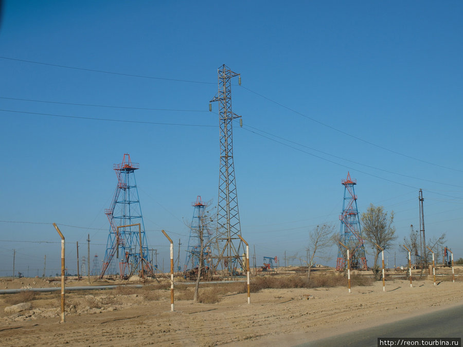 Типичный индустриальный пейзаж Апшерона Сураханы, Азербайджан