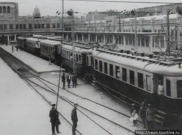 Так выглядели вагоны первых бакинских и советских электричек. Вероятно, это вокзал Баку Сураханы, Азербайджан