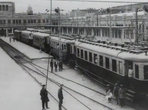 Так выглядели вагоны первых бакинских и советских электричек. Вероятно, это вокзал Баку