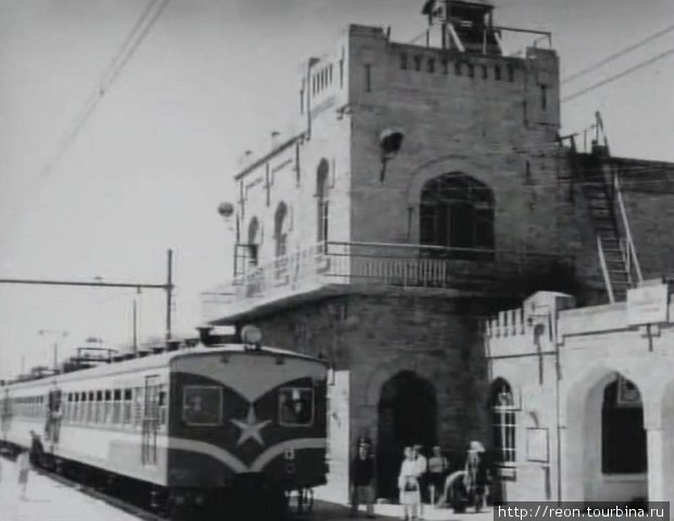 Станция Сураханы в 50-х годах XX века. У перрона стоит электропоезд уже другого поколения — серии С Сураханы, Азербайджан