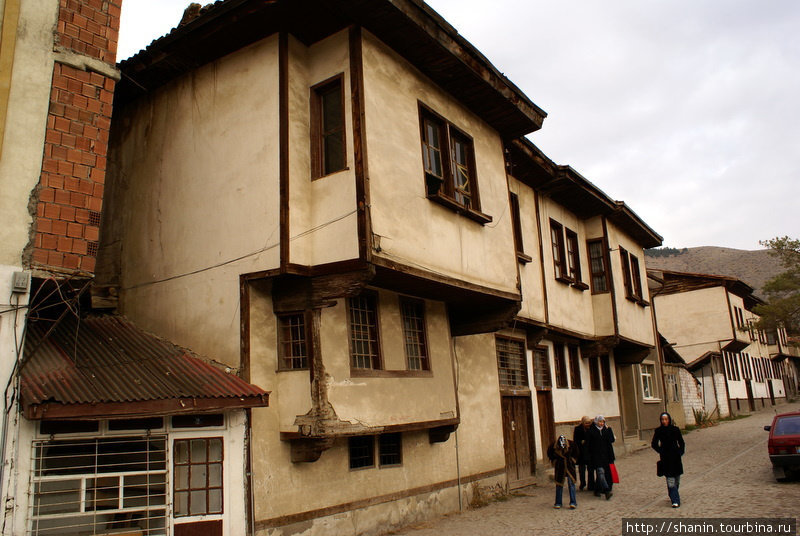 На улочке со старыми домами в Токате Токат, Турция