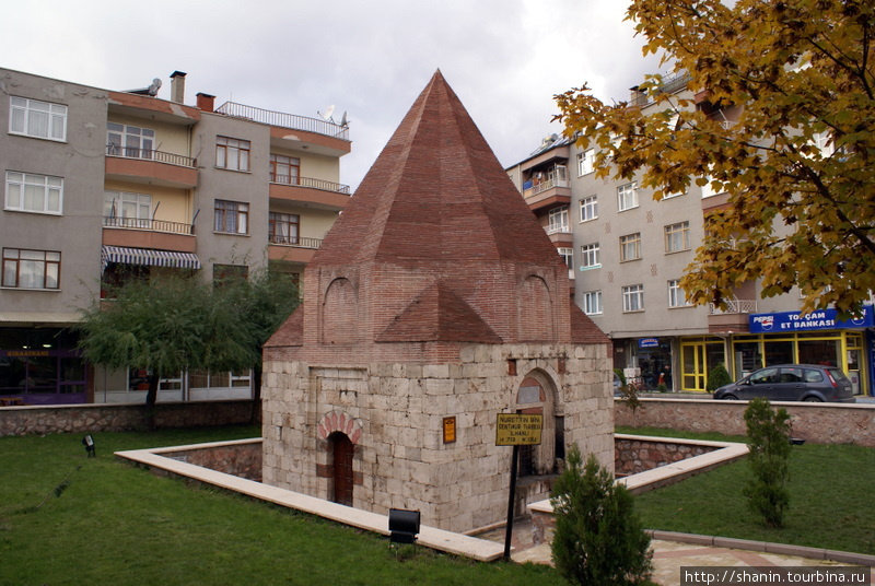 Гробница посреди жилого микрорайона Токат, Турция