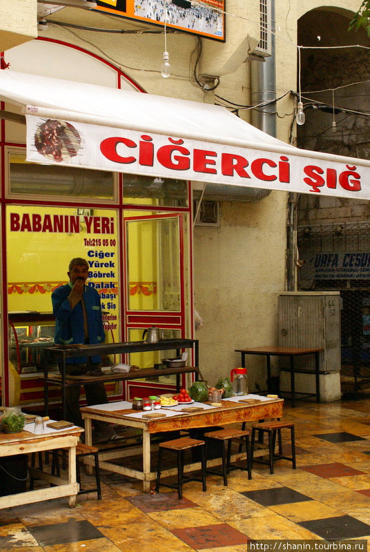 Столик у закусочной — просто, без претензий Шанлыурфа, Турция