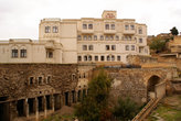 Гостиница на древних руинах