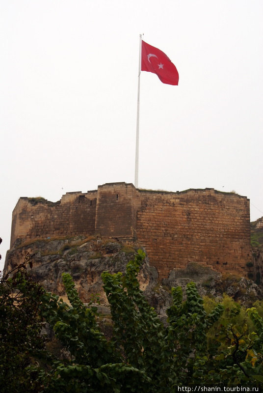 Турецкий флаг над крепостью Шанлыурфа, Турция
