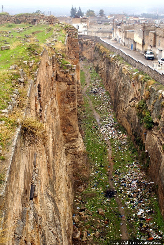 Заваленный мусором крепостной ров Шанлыурфа, Турция