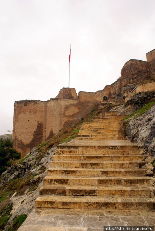 Ступени наверх, к крепости Шанлыурфа, Турция