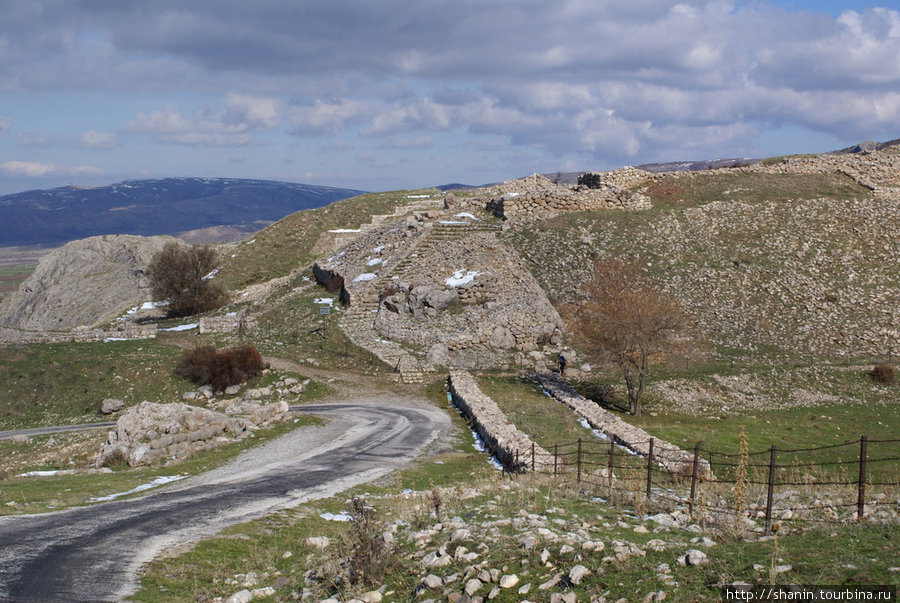 Дорога для туристов по руинам Хаттуши Чорум, Турция