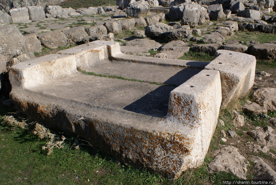 Каменная плита на руинах храма Чорум, Турция